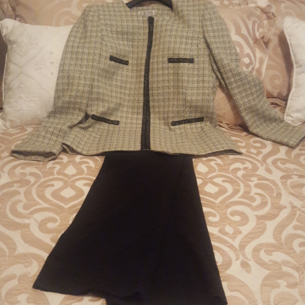 Tahari 2 piece pant set..